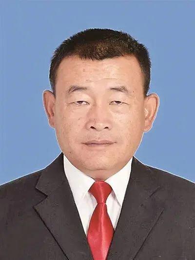 刘前东,男,汉族,1972年7月生,中共党员,新疆生产建设兵团第三师图木舒克市叶城二牧场三连党支部书记。