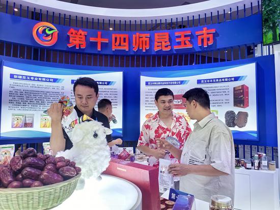观众在十四师展区了解特色农产品。胡杨网记者 李雨浪 摄