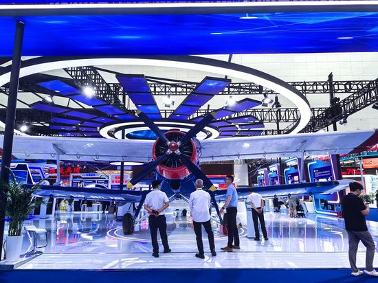 大型无人机鸿雁hy100吸引观众驻足观看。胡杨网记者 李雨浪 摄