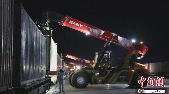 新疆霍尔果斯口岸“绿色窗口”助进口农资快速通关