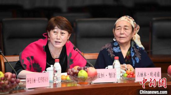 阿依恒·努汗向在哈萨克斯坦的弟弟乌兰介绍“抗疫”工作。 王臻 摄 阿依恒·努汗向在哈萨克斯坦的弟弟乌兰介绍“抗疫”工作。 王臻 摄