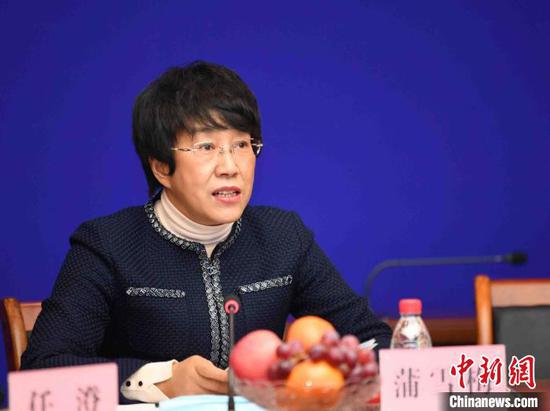 新疆海外联谊会会长蒲雪梅向与会人员介绍新疆近年来取得的发展成就。 王臻 摄 新疆海外联谊会会长蒲雪梅向与会人员介绍新疆近年来取得的发展成就。 王臻 摄