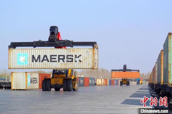 新疆铁路双口岸累计开行中欧班列突破20000列