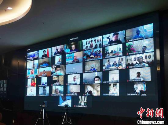 乌兹别克斯坦新疆籍侨胞与在疆侨眷“云相聚”