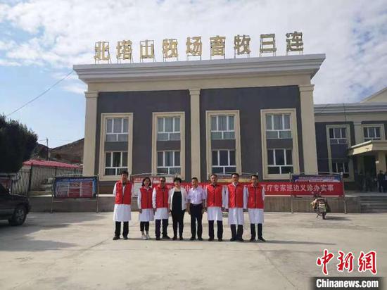 山西援疆医护人员赴北塔山牧场义诊。　范丽芳 摄