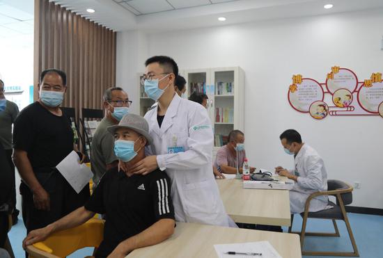 山西省荣军医院为头屯河农场退役军人及家属进行义诊