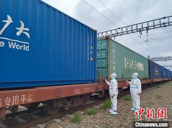 全国首列“铁路快通”中欧班列出境