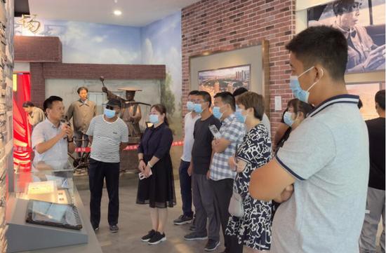 一师八团借助智力援疆 提升连队“两委”素质能力