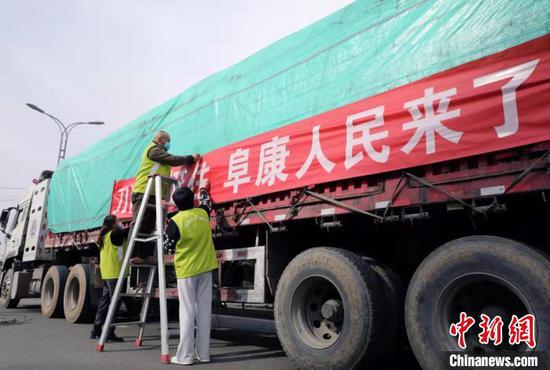 10月12日，阜康市首批赈灾物资准备就绪，志愿者正在进行最后的检查。　卢浩楠 摄