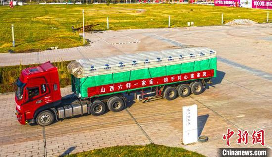 10月12日，五家渠市紧急调集第一批价值200万元的救灾物资支援山西抗洪救灾。　李华北 摄