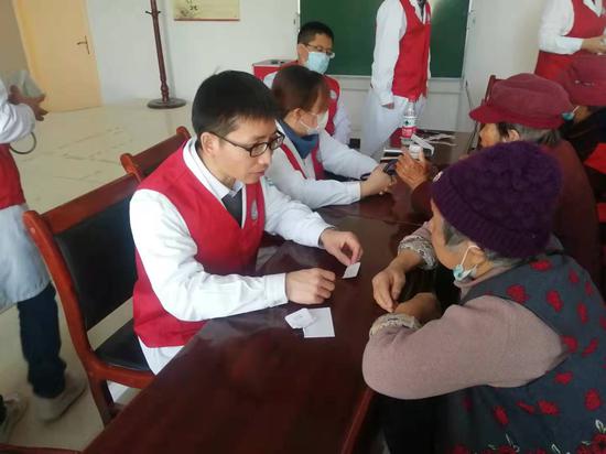 一师十四团：义诊传递援疆情 真心帮扶暖人心