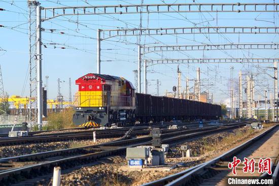 新疆霍尔果斯铁路口岸过货量首破800万吨