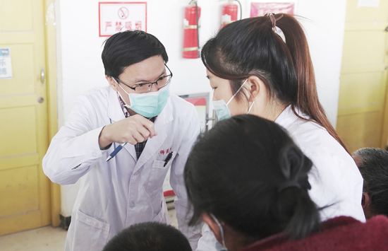 第一师医院健康体检车开进社区 助力浙大援疆专家“访惠聚”义诊活动