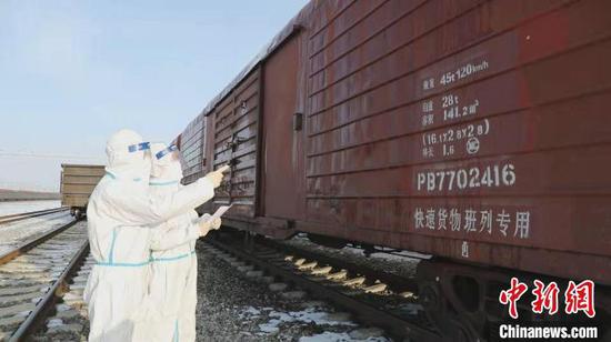 百余辆整装汽车搭乘专列出口哈萨克斯坦