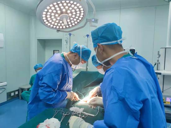 虞主任（左一）为患者做手术。铁门关医院普外科提供