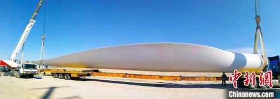 风电叶片抵达口岸后换装。(资料图) 王小军 摄 风电叶片抵达口岸后换装。(资料图) 王小军 摄