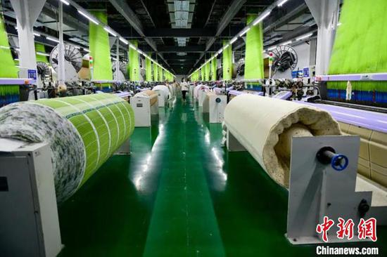 洁丽雅·新越新丝路有限公司生产车间。　李向文 摄