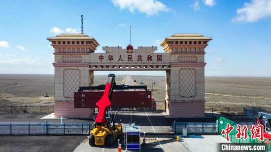 新疆都拉塔口岸恢复通关 当日逾32吨货物出口哈国