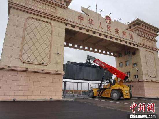 装着生活用品的集装箱通过正面吊起重机从我方直接吊放至哈方车辆上。 王志华 摄 装着生活用品的集装箱通过正面吊起重机从我方直接吊放至哈方车辆上。 王志华 摄