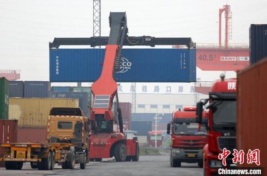 义乌铁路口岸集装箱装运现场。 王建明 摄 义乌铁路口岸集装箱装运现场。 王建明 摄