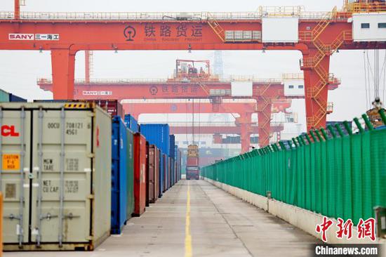 义乌铁路口岸集装箱装运现场。 王建明 摄 义乌铁路口岸集装箱装运现场。 王建明 摄