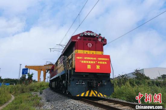 广西首趟“中—哈—乌”中欧班列从南宁国际铁路港发车。 刘雅琴 摄 广西首趟“中—哈—乌”中欧班列从南宁国际铁路港发车。 刘雅琴 摄