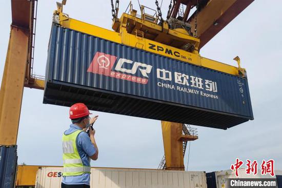 广西开行首趟“中—哈—乌”中欧班列