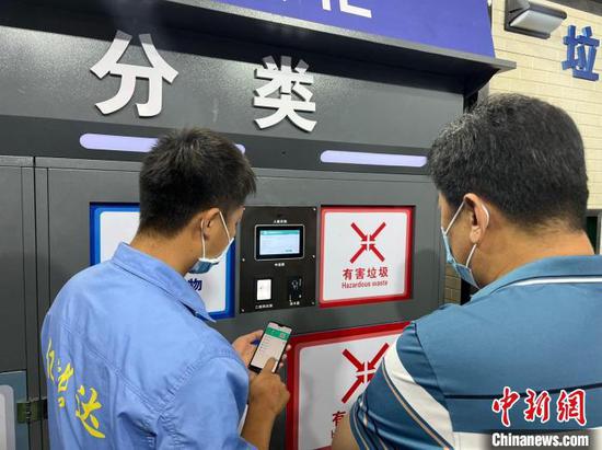 展会现场,智能垃圾分类设备吸引不少参展商客与参观者。 阿丽娅·吐尔洪 摄 展会现场,智能垃圾分类设备吸引不少参展商客与参观者。 阿丽娅·吐尔洪 摄