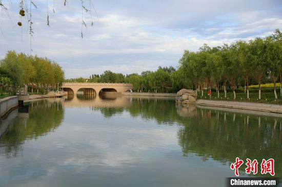 将军河以“十八团渠”开创者王震将军“将军”二字命名。　史玉江 摄