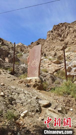 门楼一侧的山坡上，还有清代战乱时期留下的弹药洞。　史玉江 摄