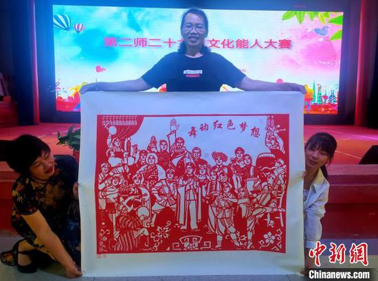 把老辈人传下来的手艺,通过剪纸表现正能量的“新疆故事”。 受访者供图 把老辈人传下来的手艺,通过剪纸表现正能量的“新疆故事”。 受访者供图