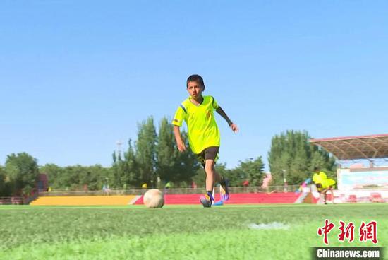 探访新疆兵团“足球特色学校”：“我想进国足，为国家出战”