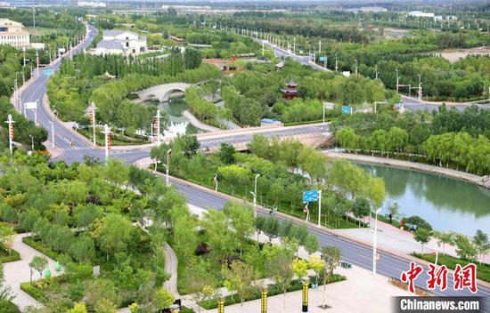 新疆铁门关市山环水绕尽展新颜