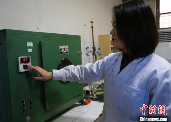 查看温度。　张万成 摄