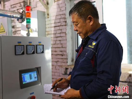 记录数据。　张万成 摄