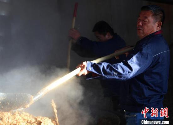 匠心传承老一辈军垦人的酿酒技艺。　张万成 摄