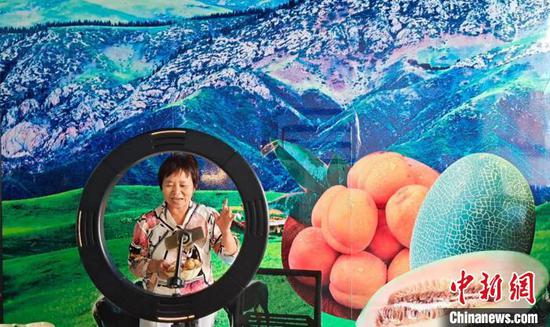 新疆温宿双创电商产业中心主播在直播带货。 金晓 摄 新疆温宿双创电商产业中心主播在直播带货。 金晓 摄