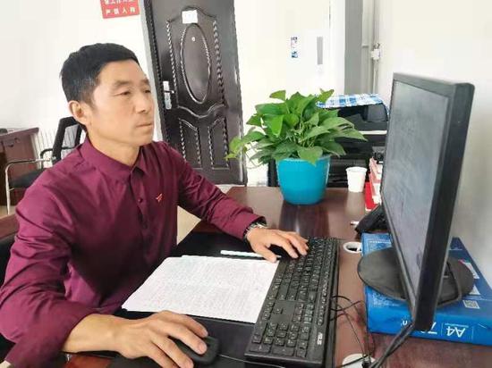 杨钦龙在工作。杨禄强 摄 杨钦龙在工作。杨禄强 摄