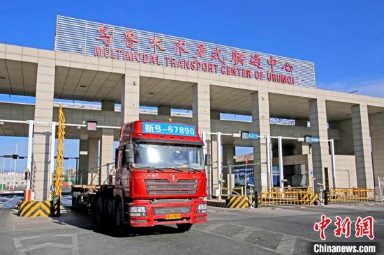 公路货运车辆从乌鲁木齐多式联运中心驶出。 乌鲁木齐国际陆港区提供 公路货运车辆从乌鲁木齐多式联运中心驶出。 乌鲁木齐国际陆港区提供