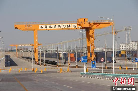 中欧班列(乌鲁木齐)集结中心场站内龙门吊等作业设施。 乌鲁木齐国际陆港区提供 中欧班列(乌鲁木齐)集结中心场站内龙门吊等作业设施。 乌鲁木齐国际陆港区提供