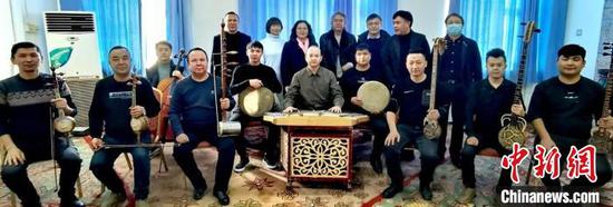 电影《援疆干部》主创人员在新疆哈密市十二木卡姆艺术团调研。　艾孜扎 摄