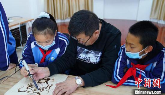 要想让套彩烙画有持久的生命力，就需要不断传承。　孙丽娜 摄