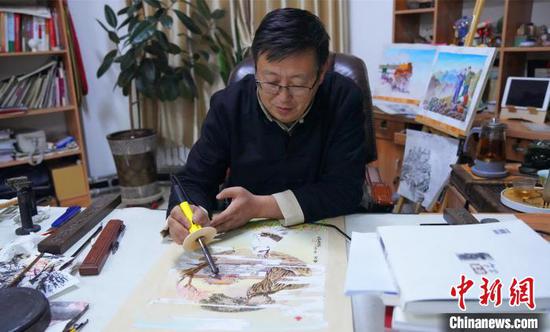 新疆兵团套彩烙画传承人31载匠心烙出屯垦戍边情