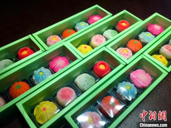 唐菓子玲珑小巧,颜色艳丽,多以花鸟造型雕刻。 周小茵 摄
