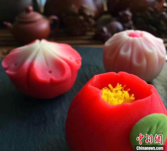 以豆沙为馅、外包“透花糍”的唐菓子是茶宴中佐茶而食的糕点,又称为茶菓、菓子等。 周小茵 摄 以豆沙为馅、外包“透花糍”的唐菓子是茶宴中佐茶而食的糕点,又称为茶菓、菓子等。 周小茵 摄