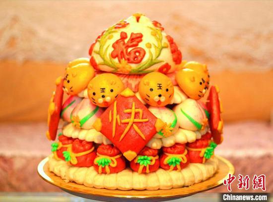 塔式年馍。 周小茵 摄