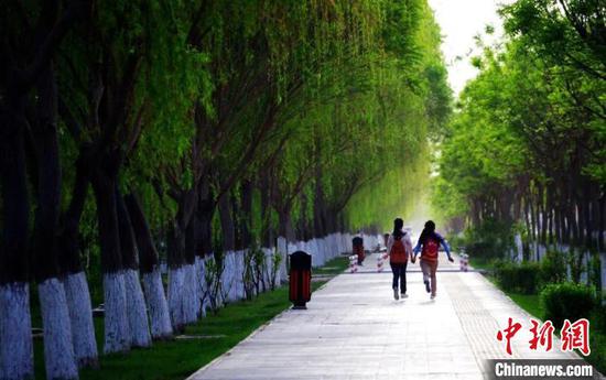 绿意盎然的图木舒克一景。(资料图) 高守东 摄