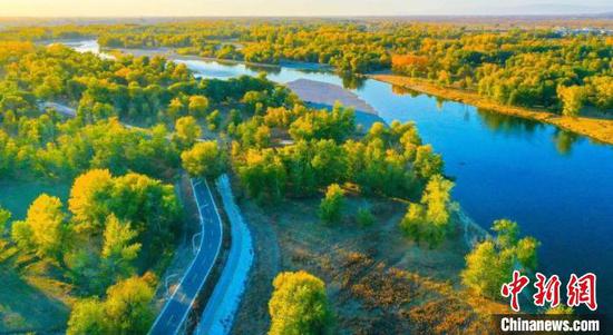 航拍额尔齐斯河北屯段,河水静静流淌,两岸色彩斑斓,风光壮美。(资料图) 李正虎 摄 航拍额尔齐斯河北屯段,河水静静流淌,两岸色彩斑斓,风光壮美。(资料图) 李正虎 摄