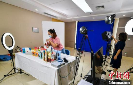 2021线上(中国)亚欧商品贸易博览会，工作人员正在整理商品，为直播做准备。　刘新 摄