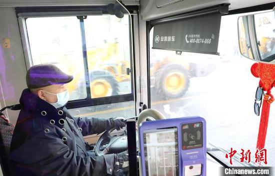 一切准备妥当，艾孜孜·哈生准时出发。　冯晓玲 摄